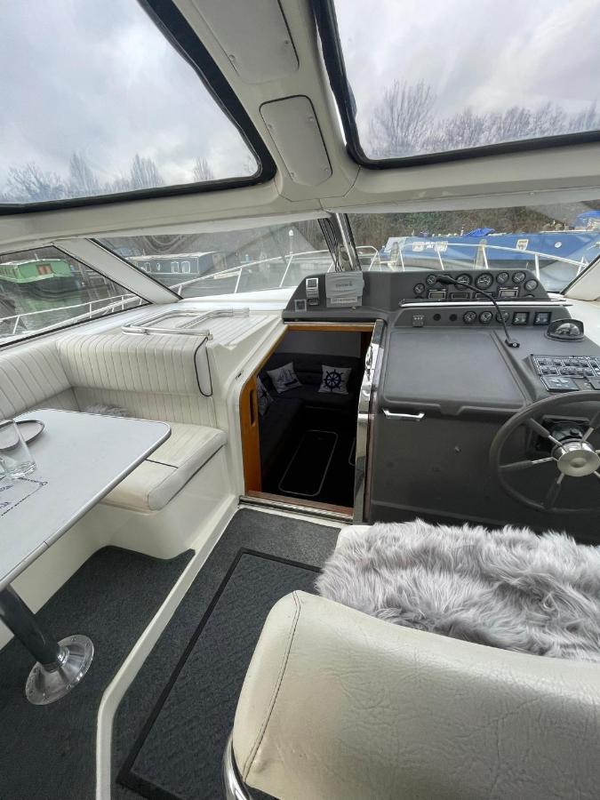 Luxury Boat Hotell Chertsey Eksteriør bilde